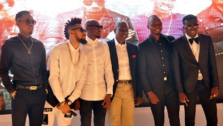 Mr .Segun Ogunsanya, managing director Airtel Nigeria with (L-R) Nigeria's Reggae DanceHall Superstar, Patoranking; Rap Impresario, Phyno; Africa's Music Legend, TuFace Idibia, ; renowned Master of Improvisation & On-Air-Personality, IK Osakioduwa and Nigeria’s fastest rising comedian, Akpororo, during their unveiling as Airtel Nigeria's Smart ICONS  on Thursday, at the MUSON Centre in Lagos.